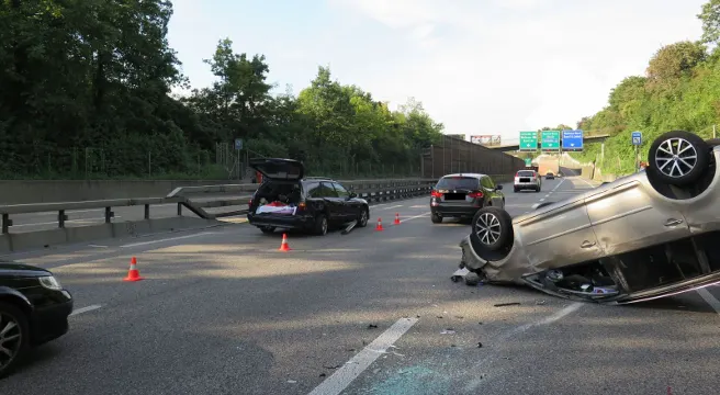 Auto landet bei Unfall auf der A18 bei Muttenz auf Dach