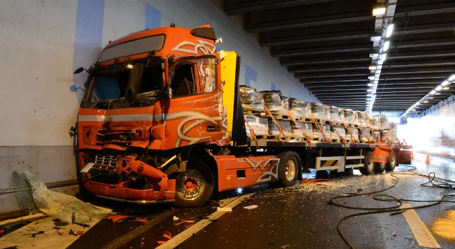 Crash auf der A2 bei Kriens - eine Person verletzt