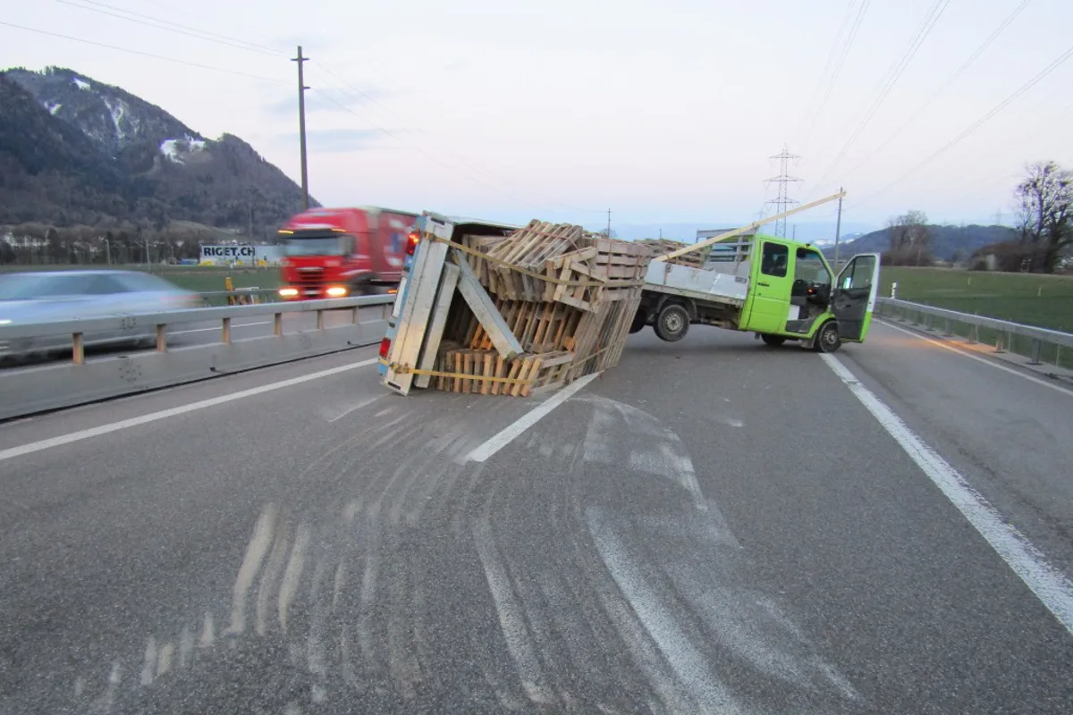 Anhänger auf der A3 bei Bilten gekippt