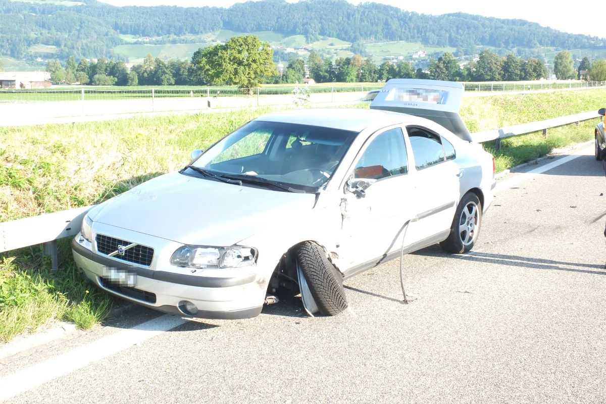 Au: Auto auf dem Dach gelandet