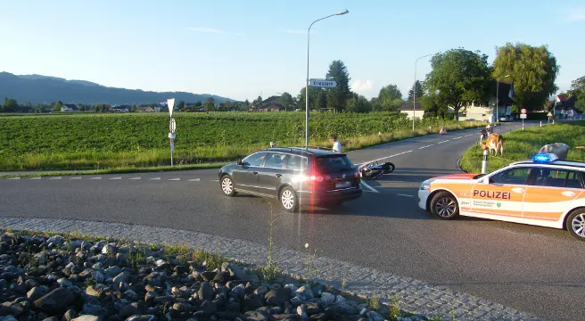 Kriessern: Auf der A13 in Prallschutz geknallt