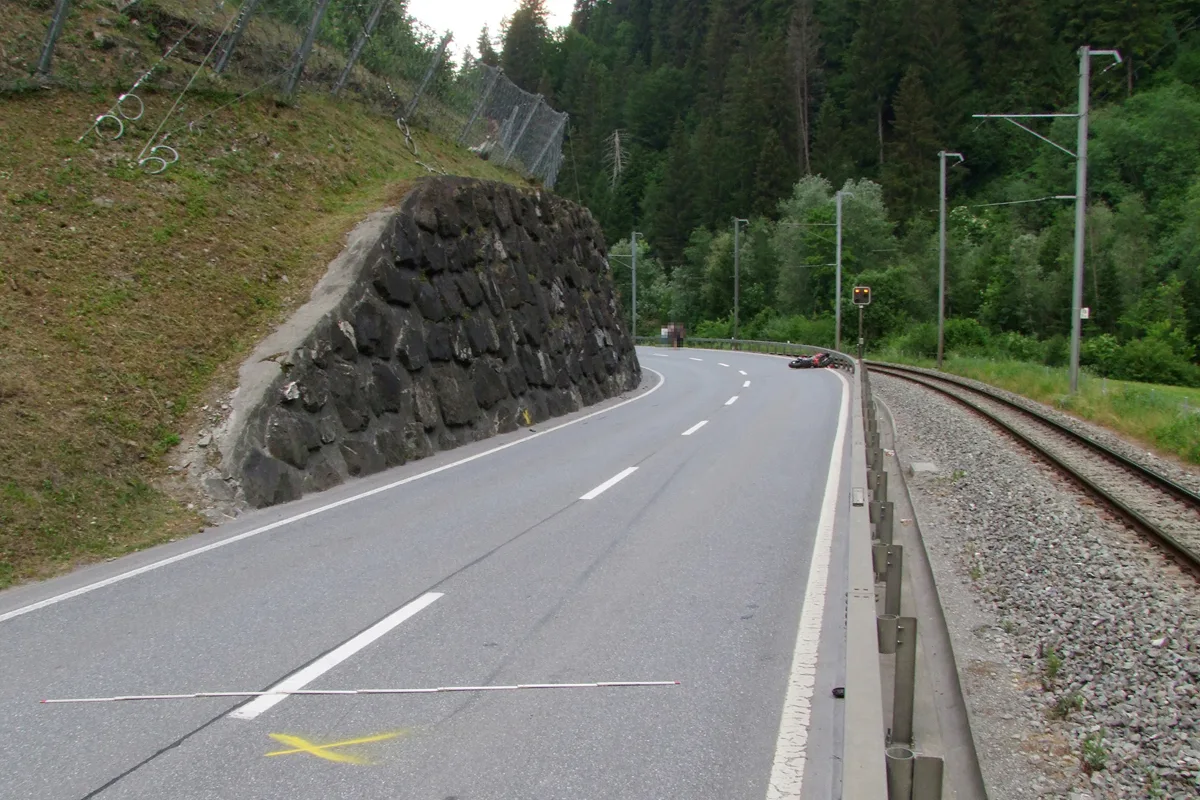 Mit Motorrad bei Fideris verunglückt