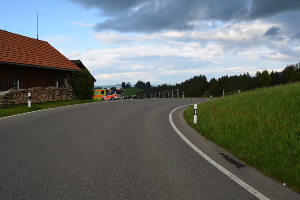 Schwellbrunn AR - In Kurve mit Töff abgeflogen