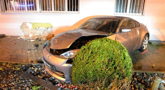 In Malans mit Auto gegen Postgebäude geprallt