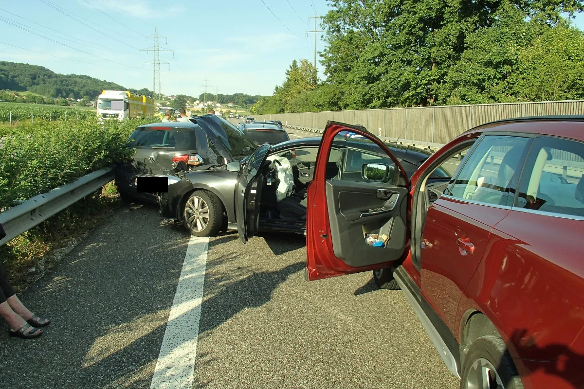 Oftringen AG - Auffahrkollision mit sechs Fahrzeugen auf der A1