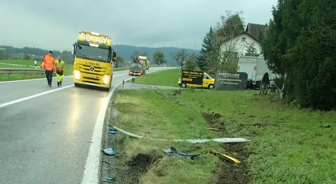 Lastwagen kollidieren in Hendschiken