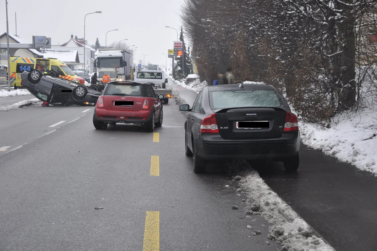 Rentner kollidiert in Hägendorf mit drei Fahrzeugen