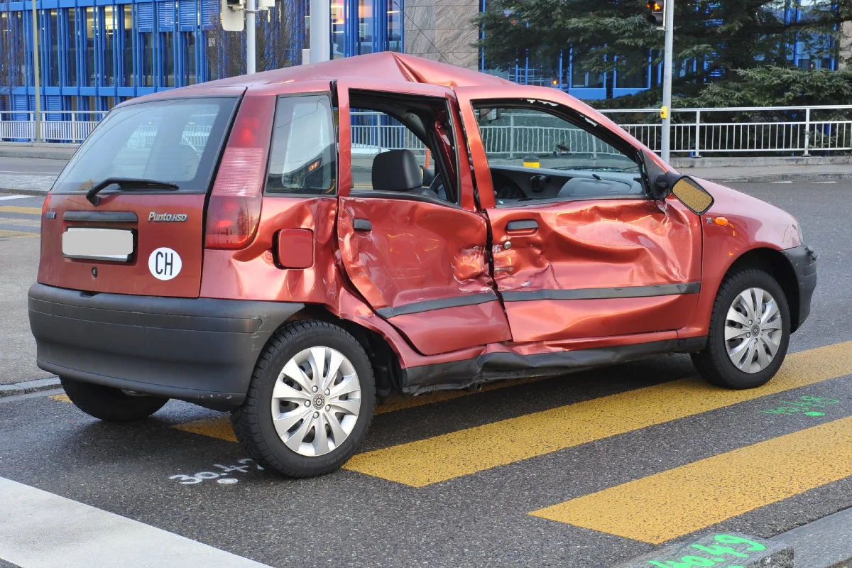 Auto kollidiert in Glattbrugg mit Tram 