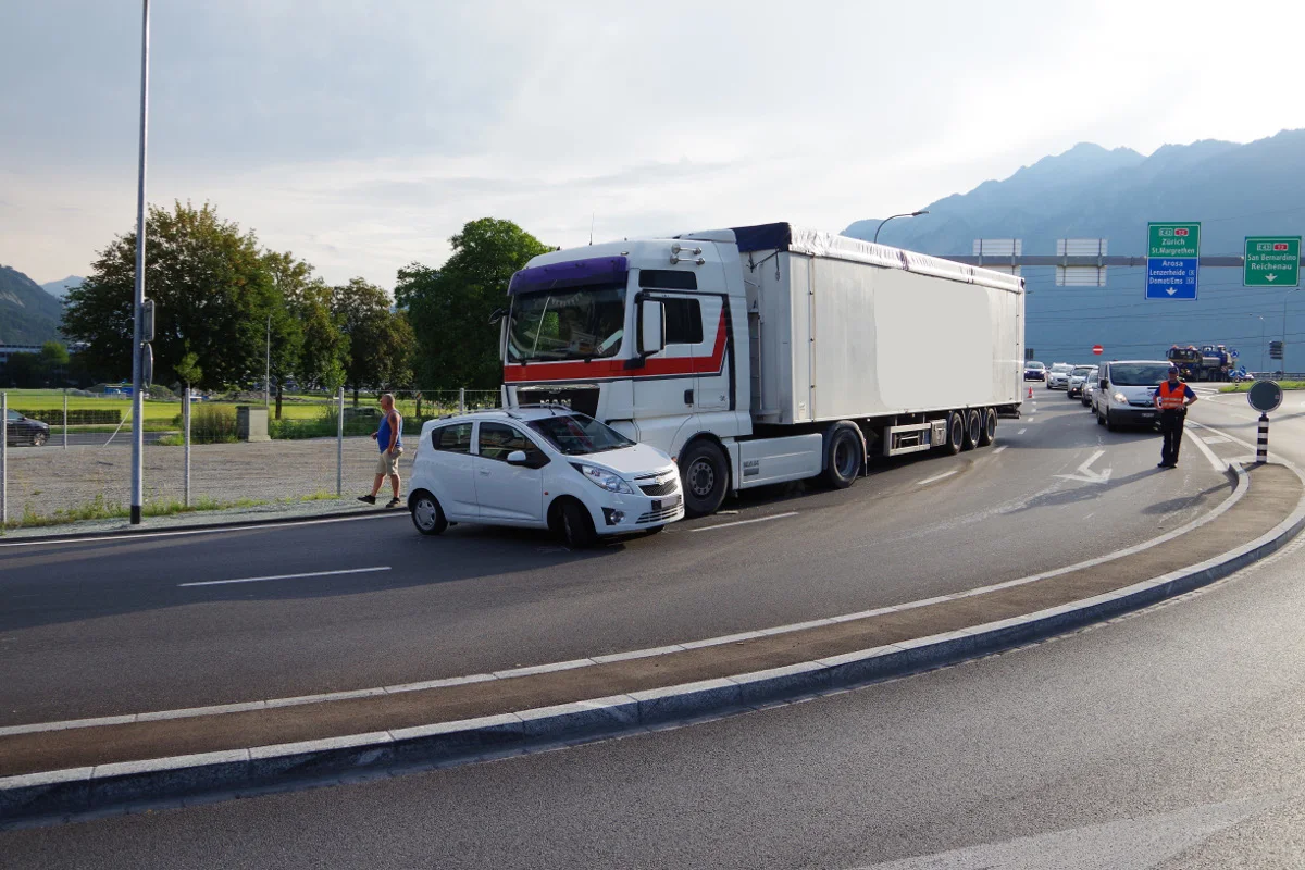 Chur GR: Unfall mit Sattelschlepper - Töfffahrer flüchtet vor Polizeikontrolle