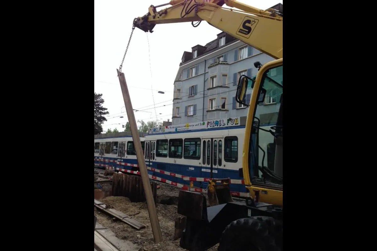Bauunfall in Zürich-Wollishofen - Baggerführer erlitt Stromschlag