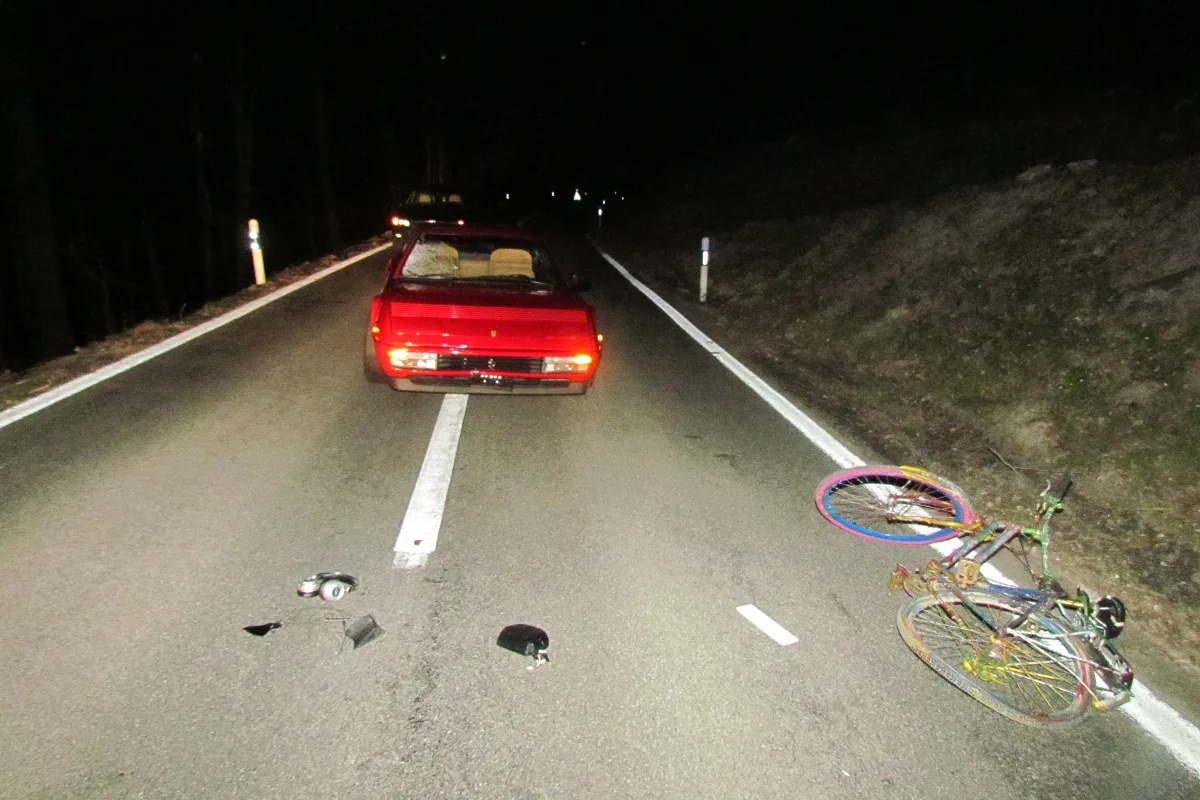 Crash zwischen Ferrari und Velo in Eggenwil