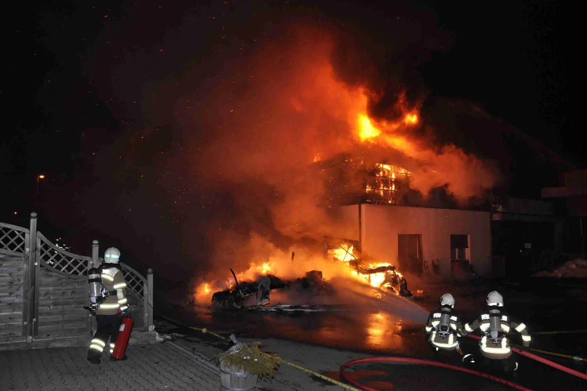 Härkingen SO - Brennendes Wohnmobil steckt Liegenschaft in Brand