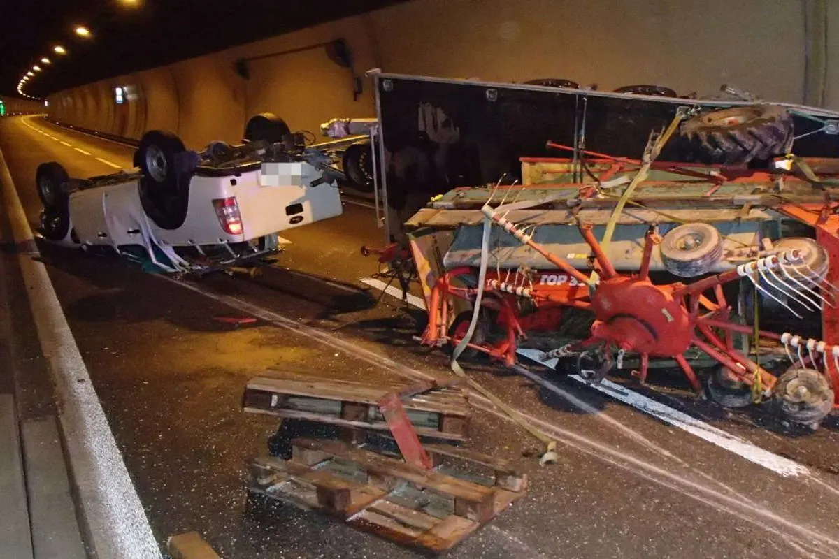 A3 Bözberg AG - Mit Tunnelwand kollidiert und überschlagen