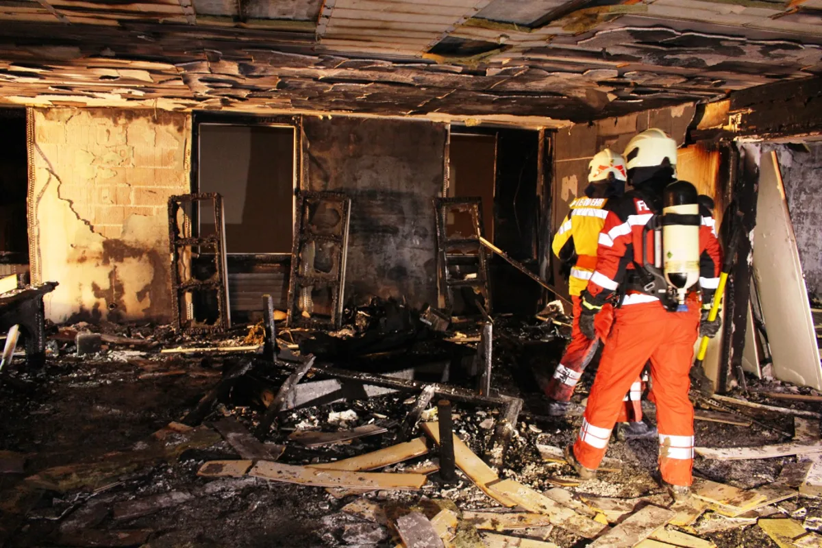 Glarus GL - Nächtlicher Brand in Mehrfamilienhaus