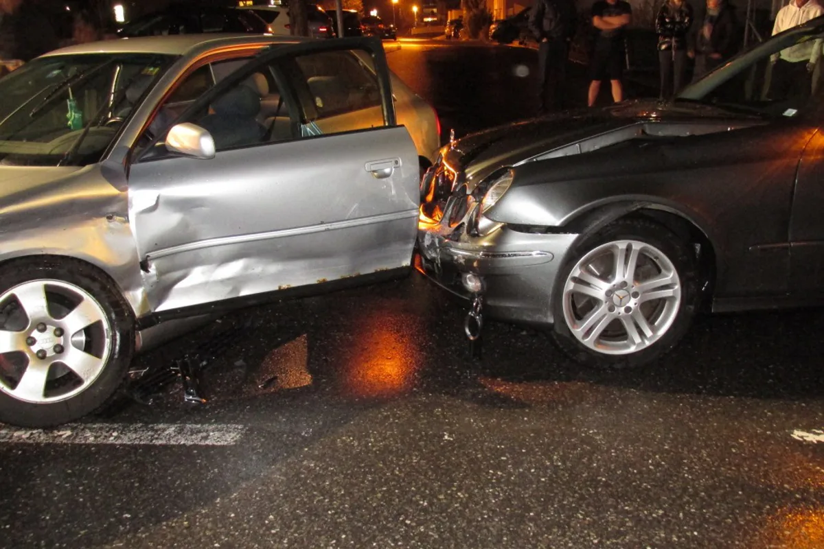 Autofahrer verletzen sich bei Crash in Mollis