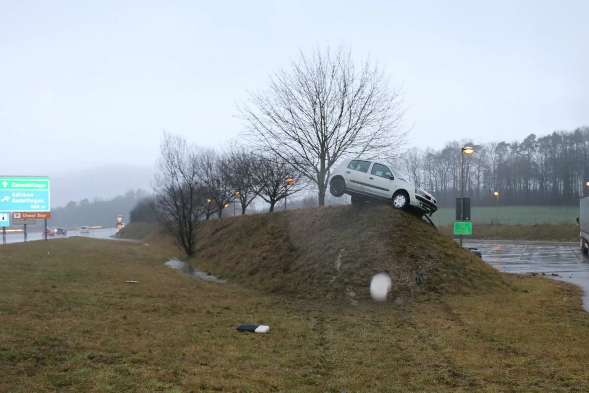 Humlikon A4: Auto auf dem Hügel stehen gelassen
