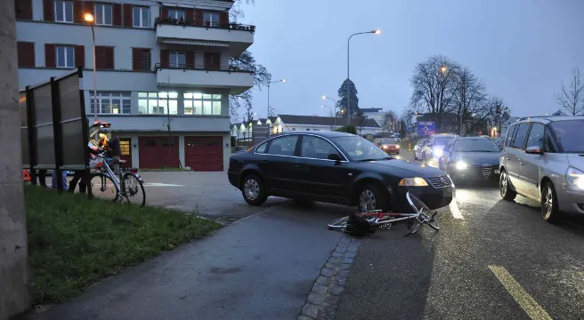 Auto und Velo kollidieren in Solothurn