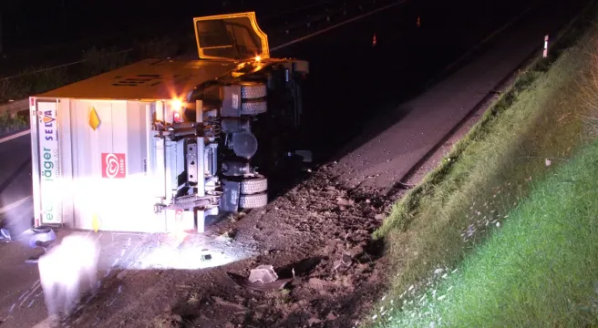 Lastwagen auf der A13 bei Chur umgekippt 