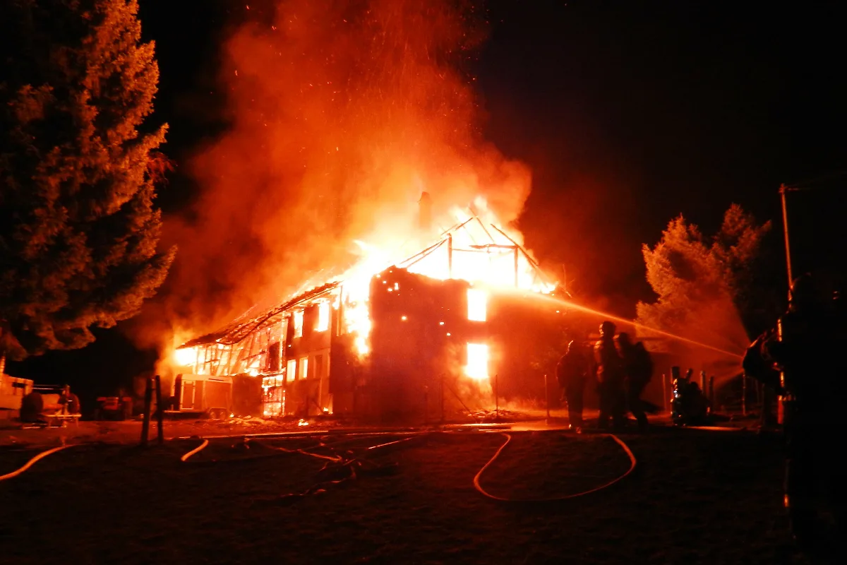 Auer Bauernhof in Flammen gehüllt
