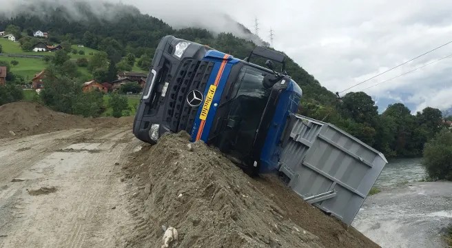 Maienfeld: Lastwagen beim Entladen umgekippt
