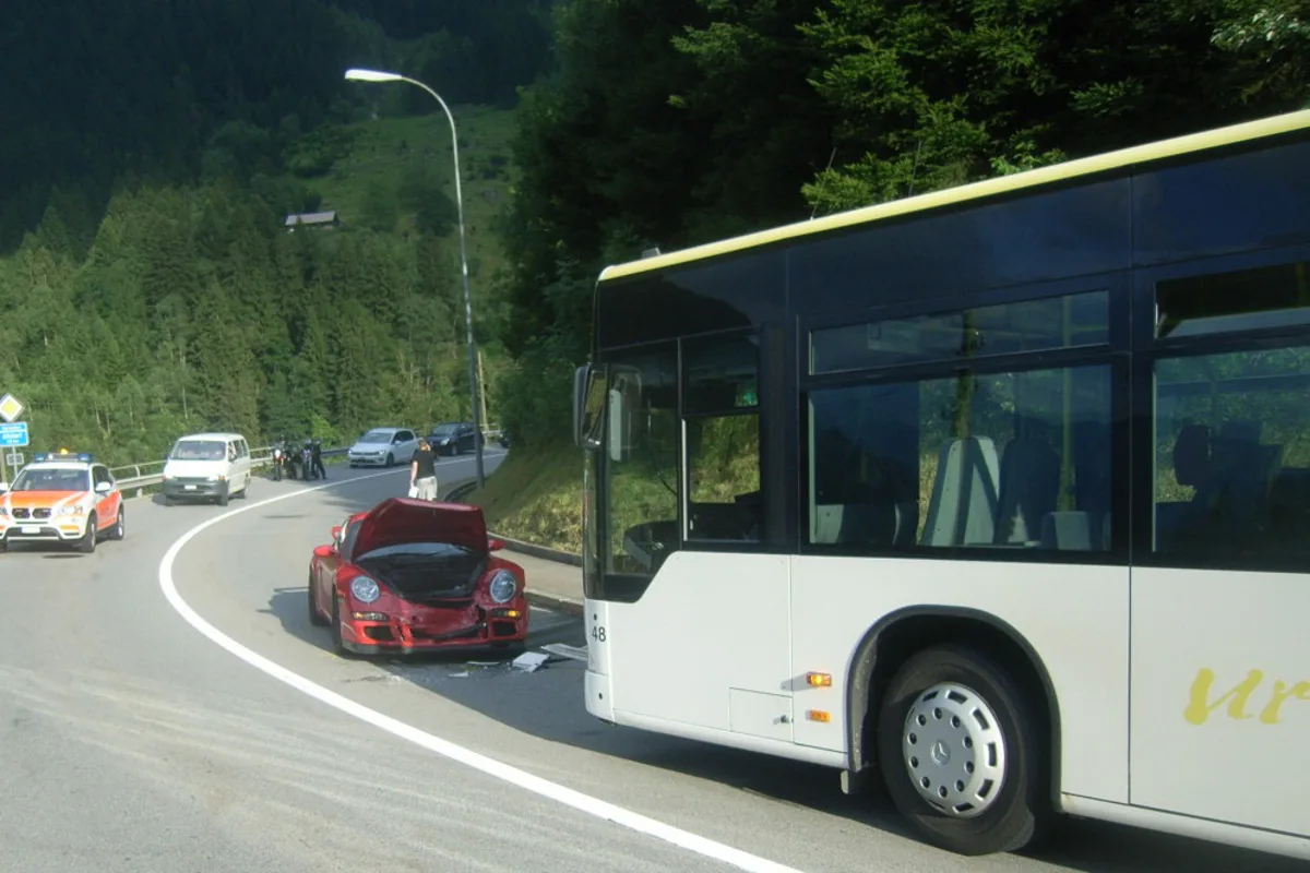 Kollision mit Linienbus in Wassen