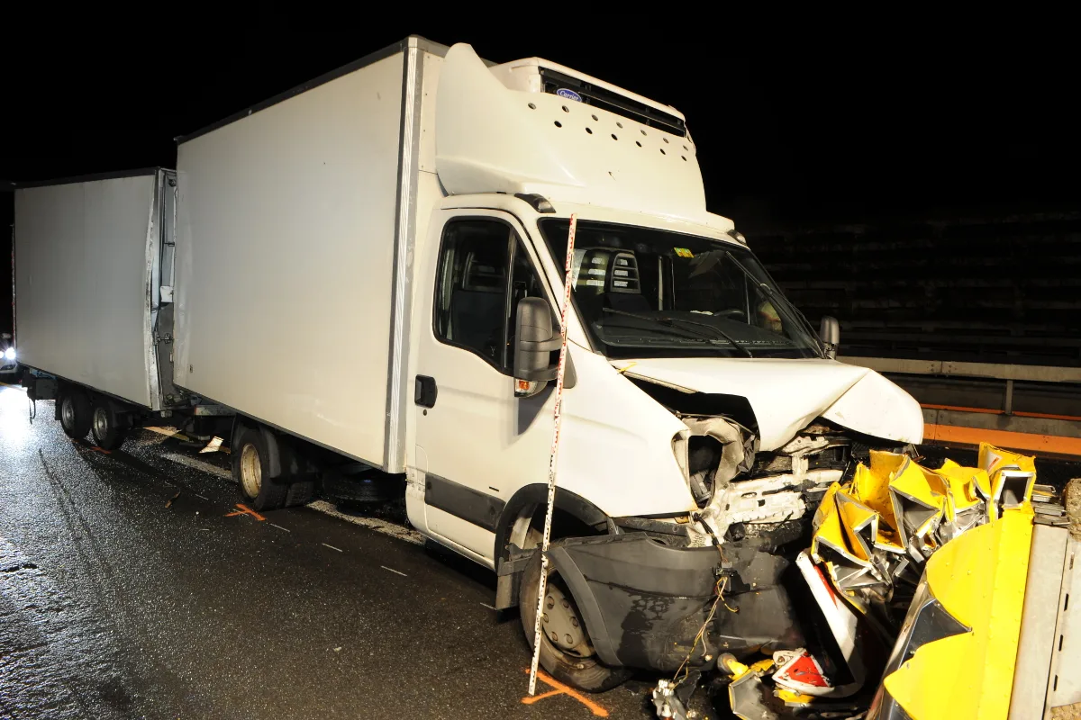 Grosser Sachschaden nach Selbstcrash auf der A2 bei Stans