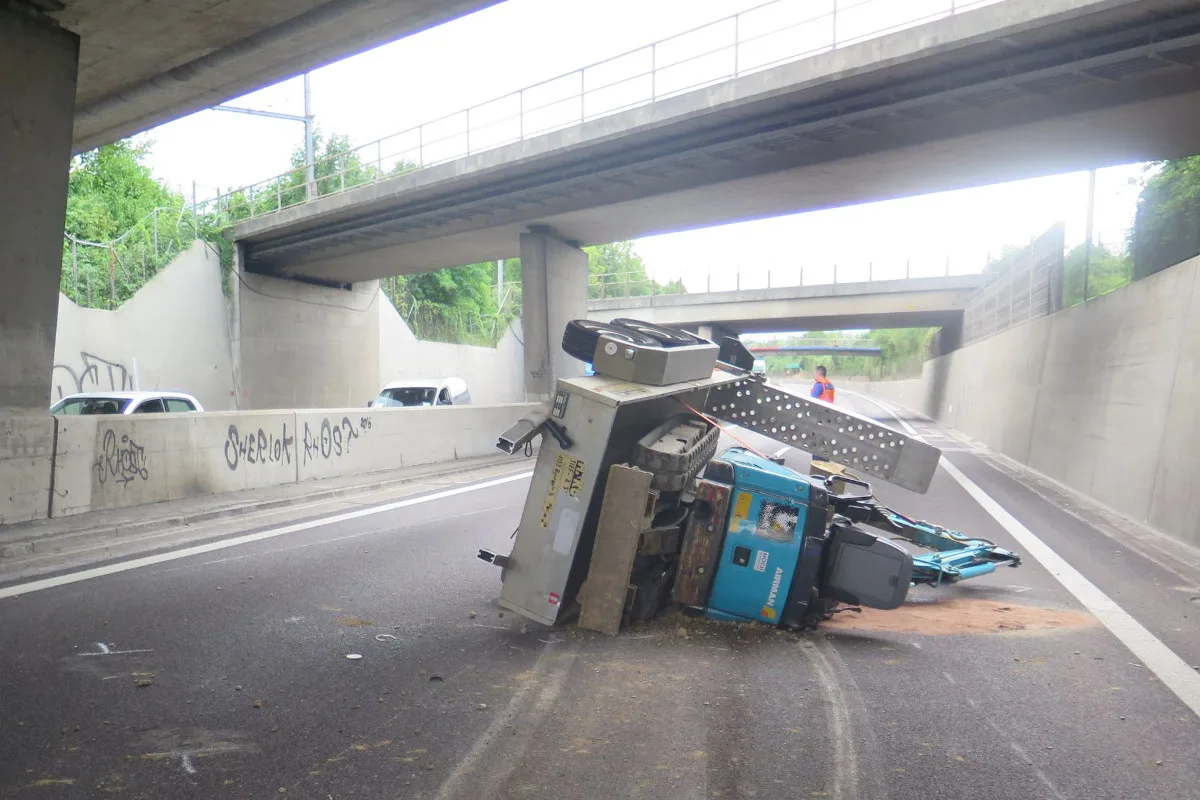 Spektakulärer Selbstunfall auf der A18 bei Münchenstein BL