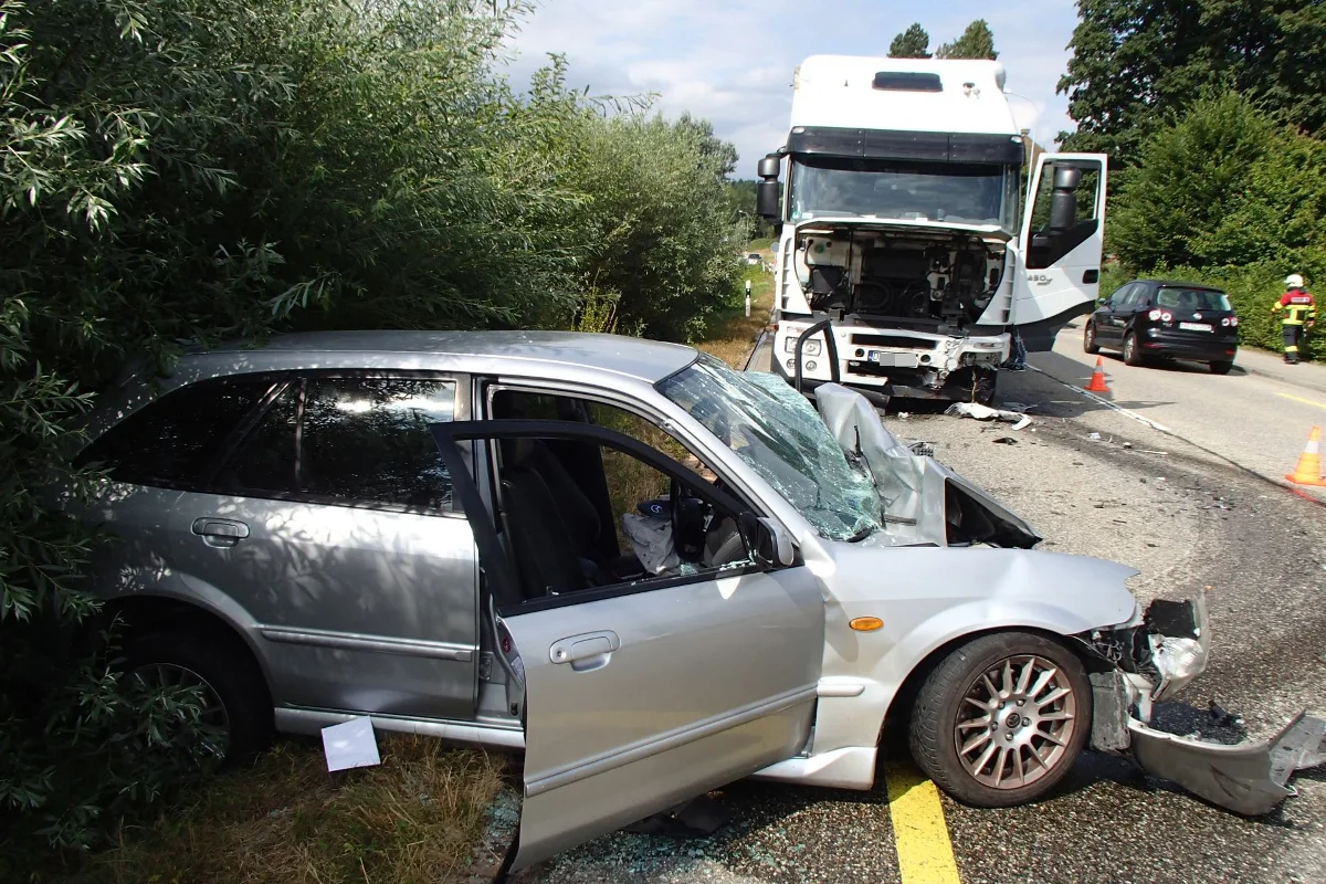 Frontalcrash mit Lastwagen in Murgenthal - Autofahrer schwer verletzt