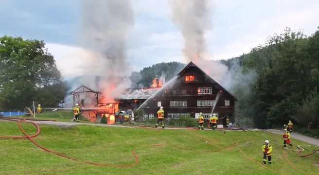 Hoffeld: Bauernhaus im Vollbrand