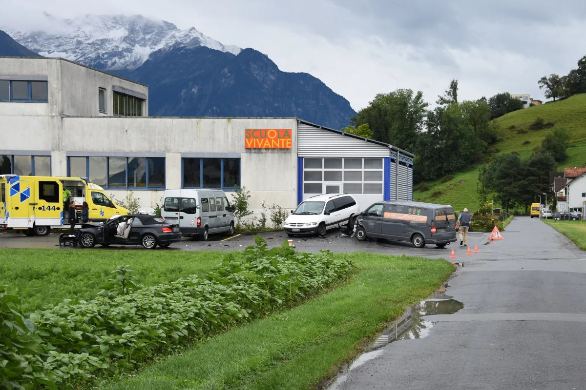 Buchs SG - BMW crasht gegen Lieferwagen