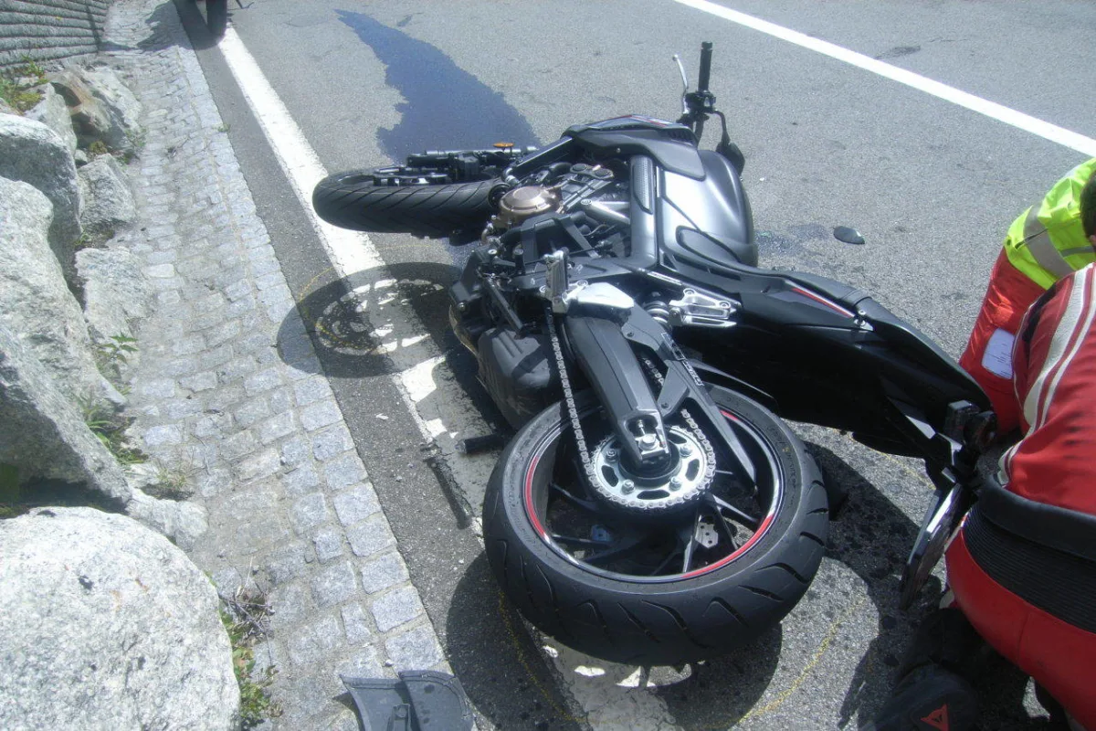 Wassen UR - Motorradunfall eine Person verletzt