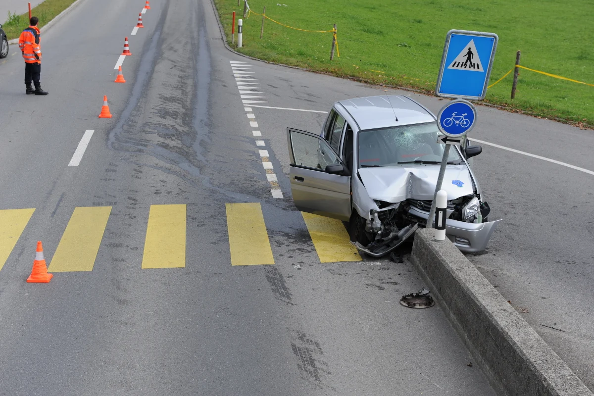 Seniorin kollidiert in Ennetmoos mit einer Mauer