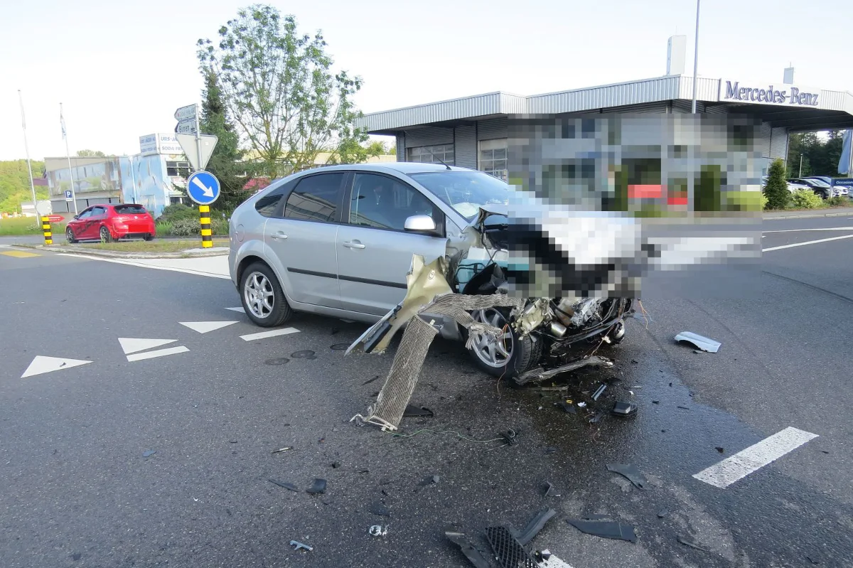 "Kein Vortritt" missachtet - Autofahrerin kollidiert in Seon mit Linienbus