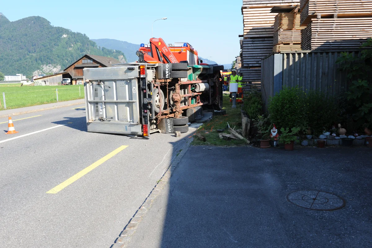 Selbstunfall eines Tiertransporters in Stansstad
