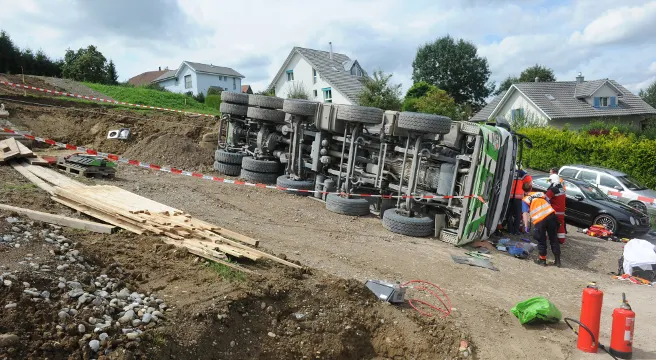 Umgekippter Lastwagen auf Baustelle in Bonstetten