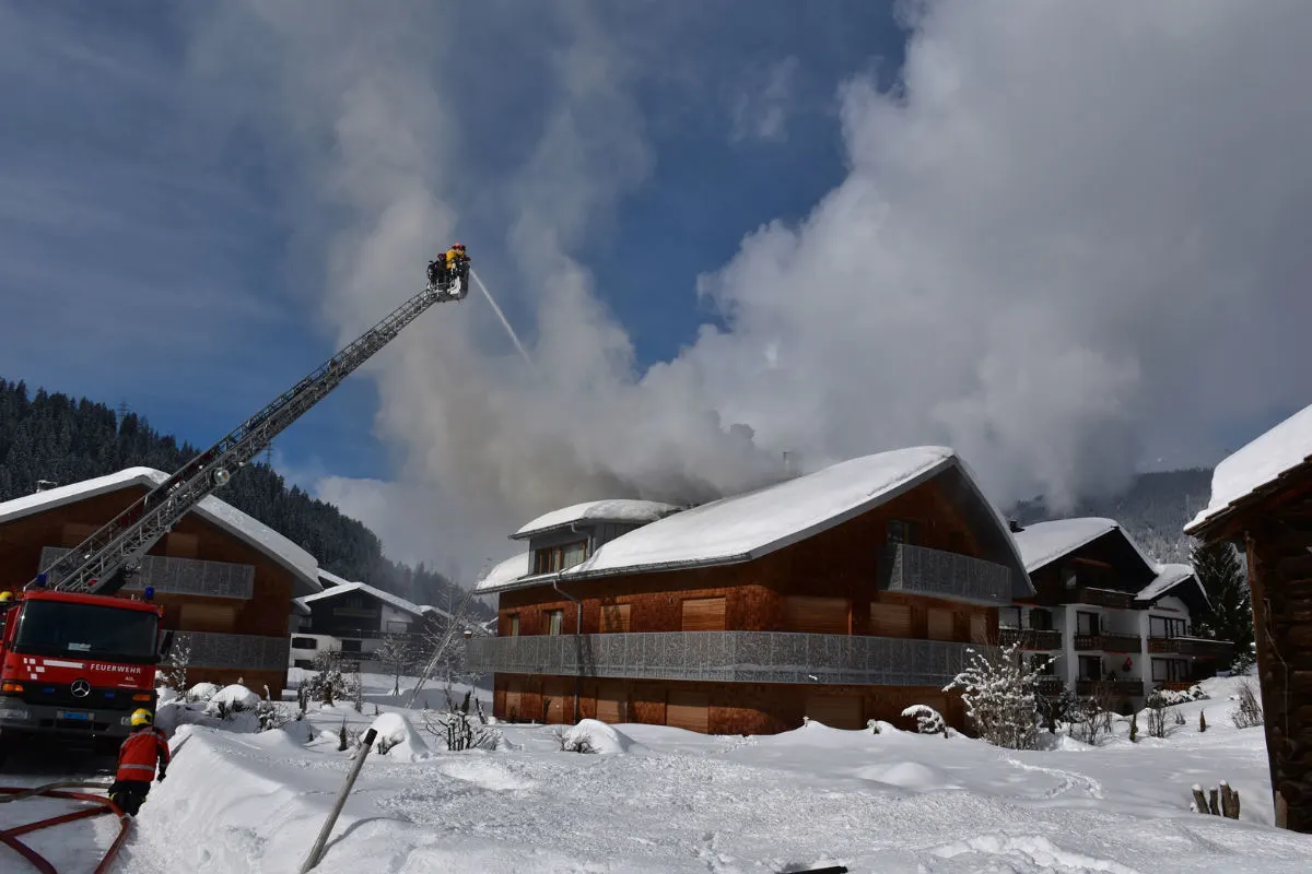 Klosters GR - Gesamtfeuerwehr im Einsatz wegen Ferienhausbrand