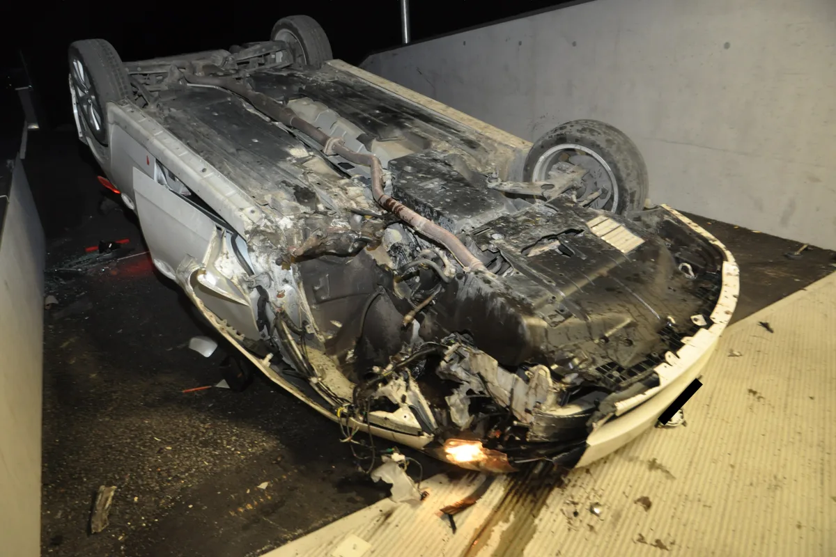 Auto landet bei Unfall in Triesenberg FL auf dem Dach