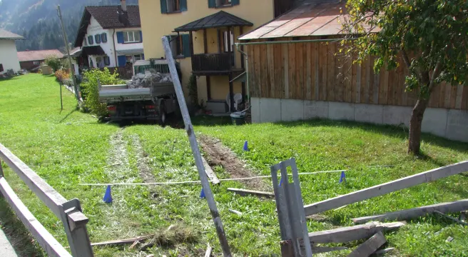 Lastwagen knallt in Schiers in Hausmauer