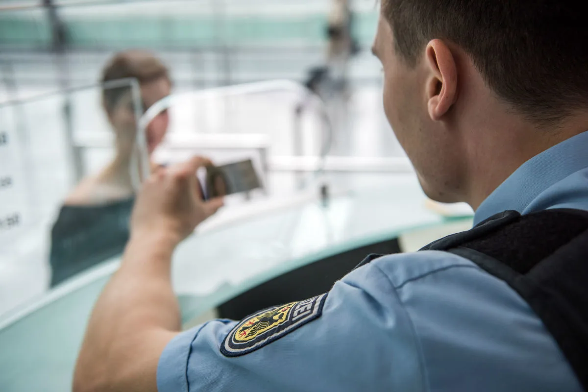 München (BY) - Polizei kann Kindsentführung abwenden