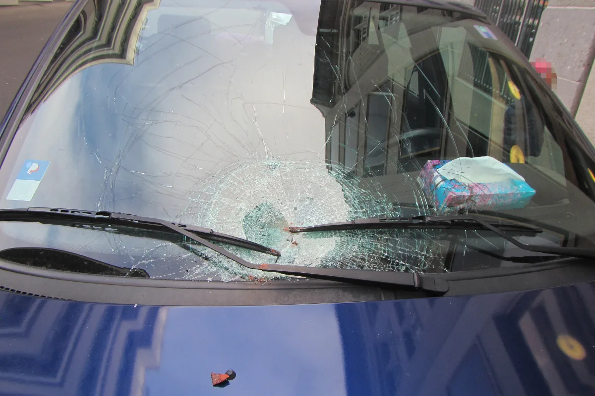 St. Gallen SG - Dachziegel kracht auf parkiertes Auto