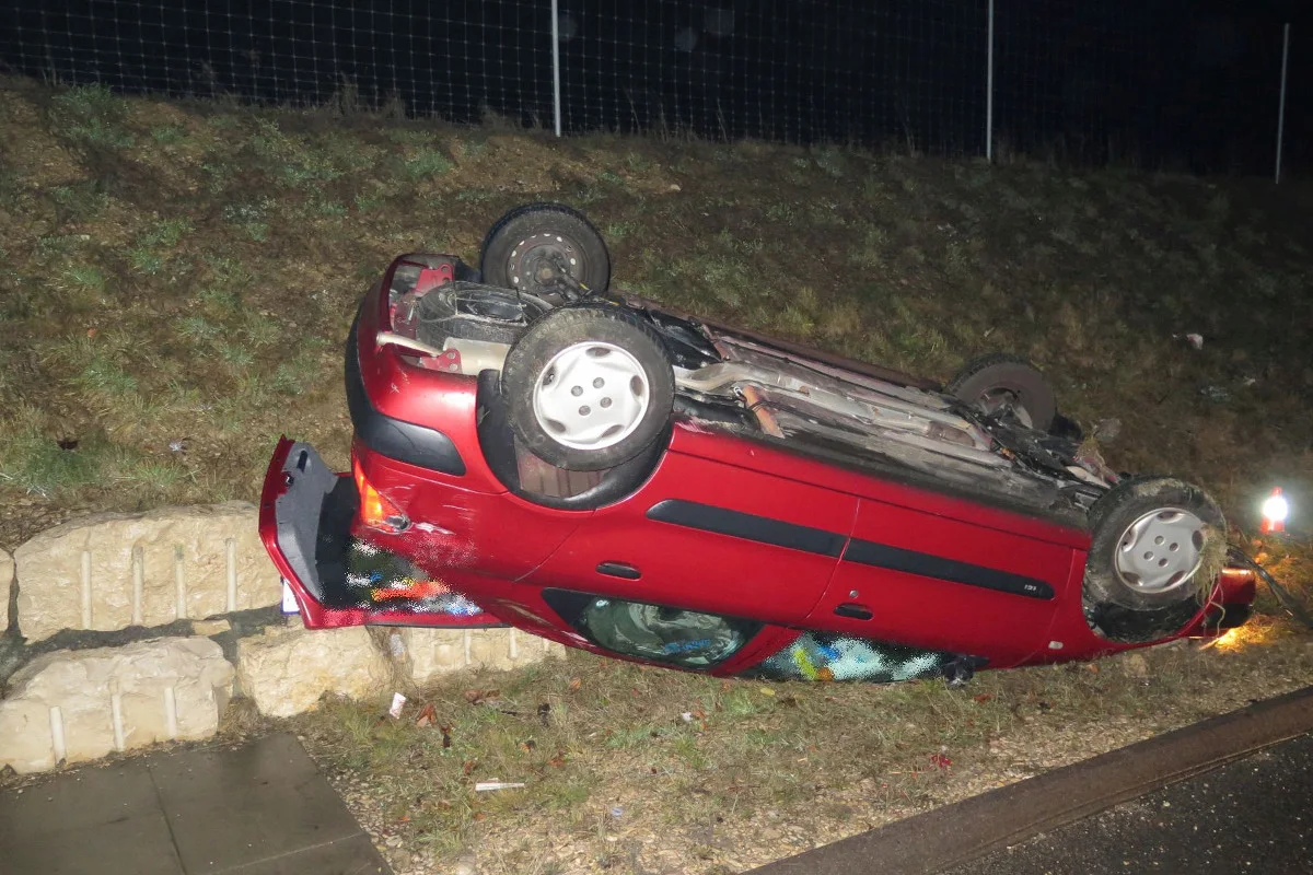 Füllinsdorf BL - Auto landet nach Selbstunfall auf dem Dach 