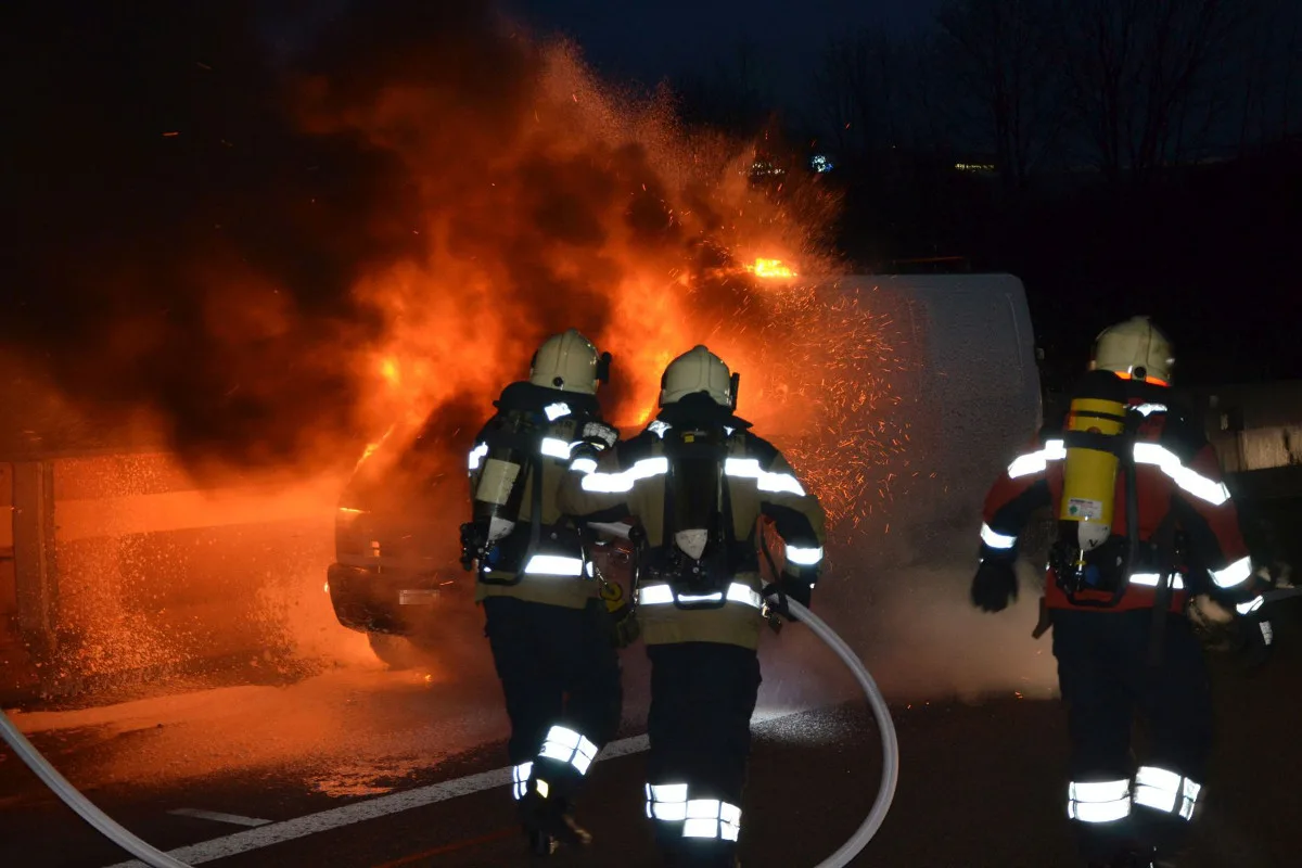 Pratteln BL - Brennender Lieferwagen auf der A2