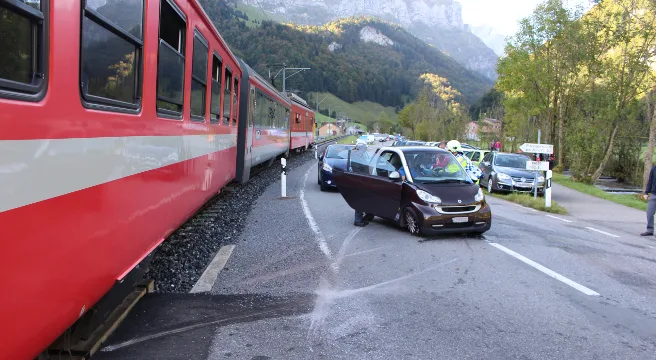 Crash zwischen Smart und Appenzellerbahn in Wasserauen