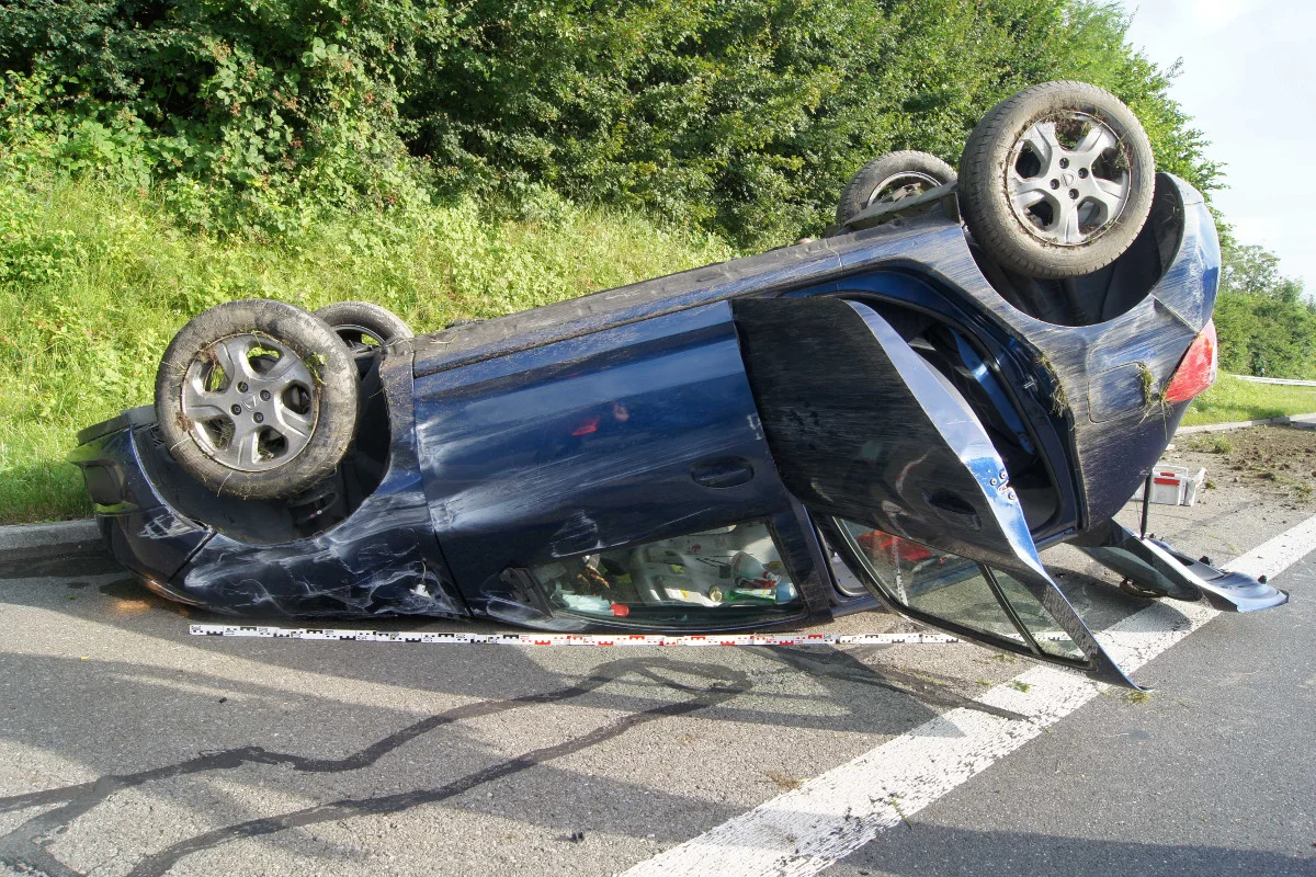 Gisikon/A14 LU: Auto landet auf dem Dach