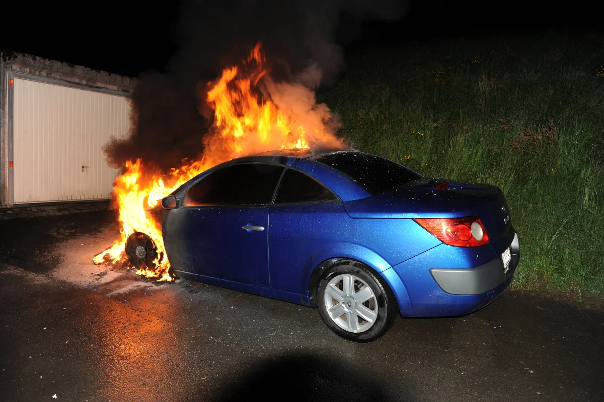 Auto fängt in Ennetbürgen Feuer