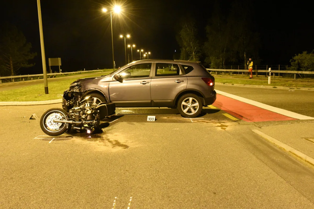 Verkehrsunfall in Esslingen ZH - Töfflenker erheblich verletzt