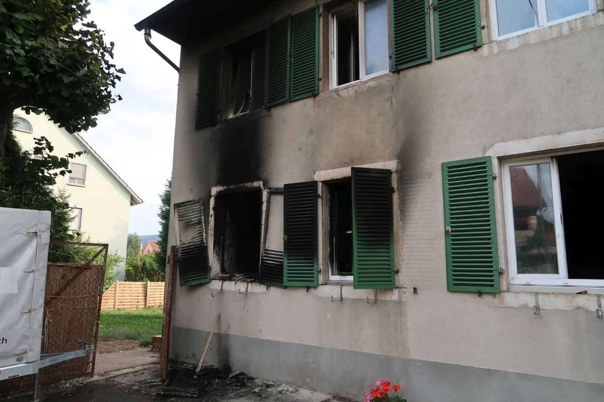 Brislach BL - Haus nach Wohnungsbrand unbewohnbar