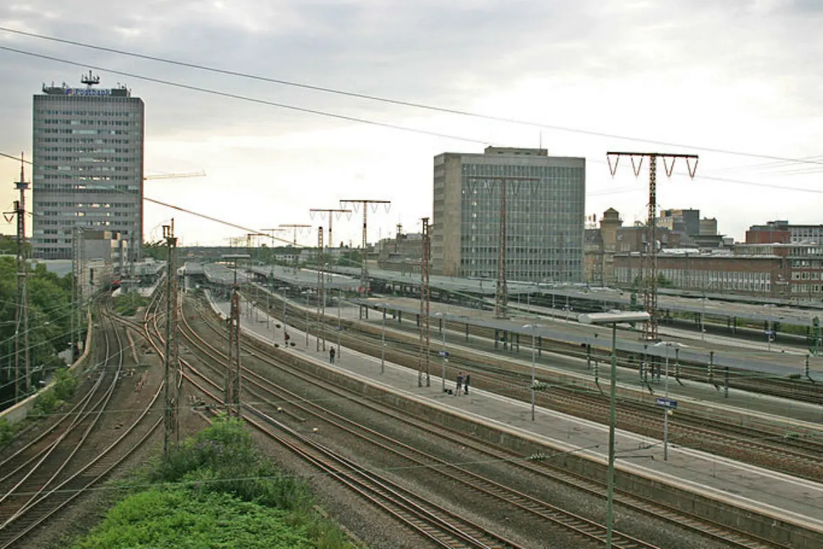 Essen NRW - Mann springt aus anfahrendem Zug - Zeugenaufruf