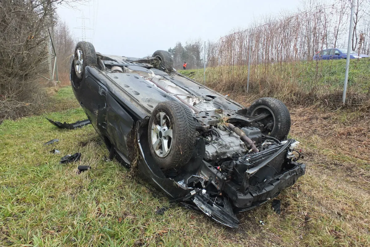 Sennwald SG - Auto eines 23-Jährigen überschlägt sich