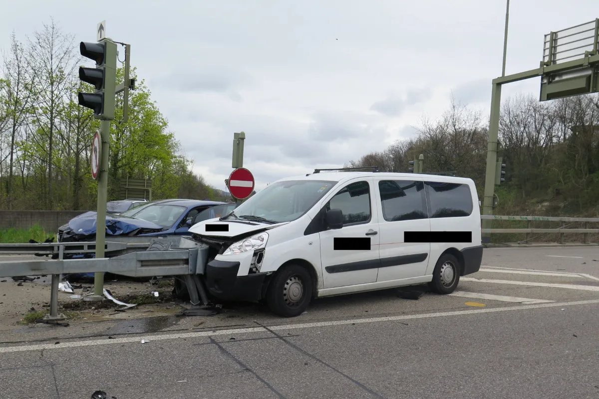 Verletzte bei seitlicher Frontalkollision in Muttenz